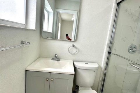 House in Hollywood, Florida 3 bedrooms, 111.85 sq.m. № 1944205 - photo 17
