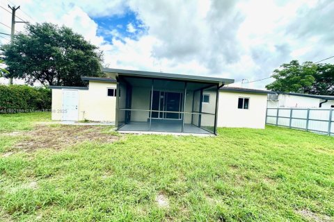 House in Hollywood, Florida 3 bedrooms, 111.85 sq.m. № 1944205 - photo 28
