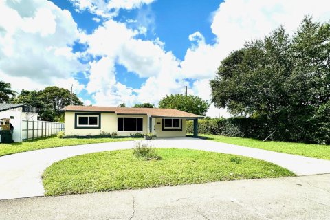 House in Hollywood, Florida 3 bedrooms, 111.85 sq.m. № 1944205 - photo 1