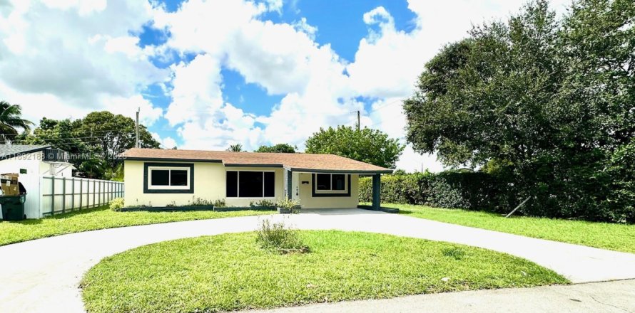House in Hollywood, Florida 3 bedrooms, 111.85 sq.m. № 1944205