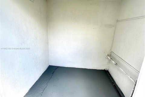 House in Hollywood, Florida 3 bedrooms, 111.85 sq.m. № 1944205 - photo 25