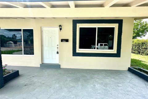 House in Hollywood, Florida 3 bedrooms, 111.85 sq.m. № 1944205 - photo 6