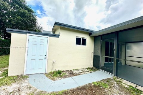 House in Hollywood, Florida 3 bedrooms, 111.85 sq.m. № 1944205 - photo 29