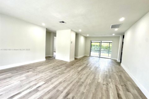 House in Hollywood, Florida 3 bedrooms, 111.85 sq.m. № 1944205 - photo 7