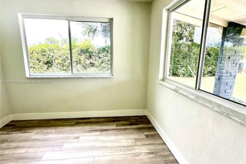 House in Hollywood, Florida 3 bedrooms, 111.85 sq.m. № 1944205 - photo 21