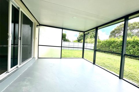 House in Hollywood, Florida 3 bedrooms, 111.85 sq.m. № 1944205 - photo 30