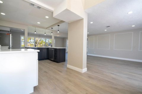 House in Saint Petersburg, Florida 3 bedrooms, 168.34 sq.m. № 1826844 - photo 5