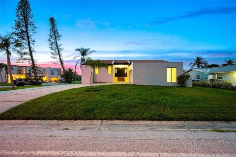 House in Saint Petersburg, Florida 3 bedrooms, 168.34 sq.m. № 1826844 - photo 2
