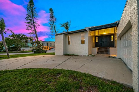House in Saint Petersburg, Florida 3 bedrooms, 168.34 sq.m. № 1826844 - photo 1