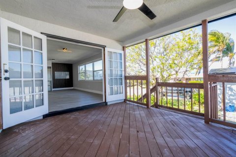 House in Saint Petersburg, Florida 3 bedrooms, 168.34 sq.m. № 1826844 - photo 24