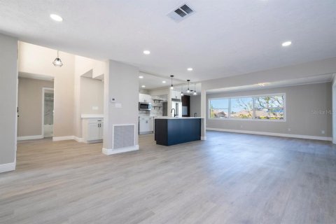 House in Saint Petersburg, Florida 3 bedrooms, 168.34 sq.m. № 1826844 - photo 3