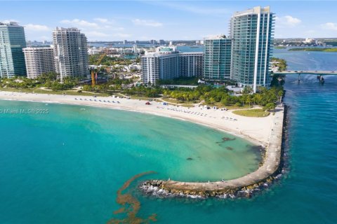 Condo in Bal Harbour, Florida  № 1973965 - photo 1