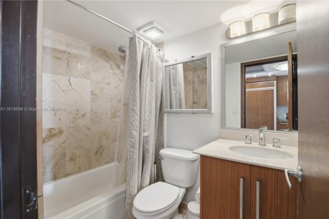 Condo in Bal Harbour, Florida  № 1973965 - photo 6