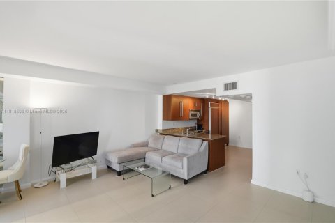 Condo in Bal Harbour, Florida  № 1973965 - photo 10