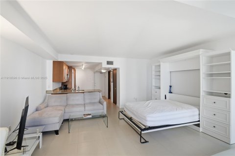 Condo in Bal Harbour, Florida  № 1973965 - photo 24