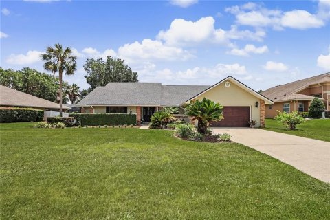 House in Ocala, Florida 3 bedrooms, 254.46 sq.m. № 2092192