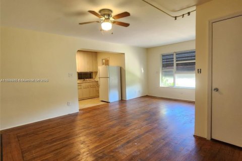 House in Hollywood, Florida 4 bedrooms, 194.91 sq.m. № 1978539 - photo 9