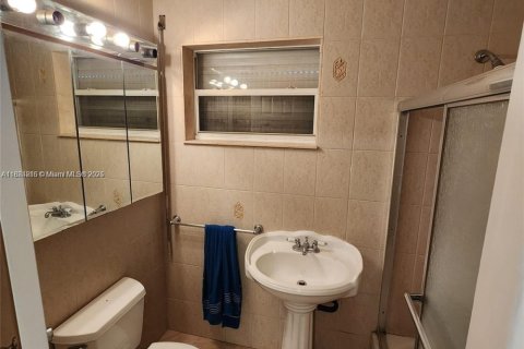 House in Hollywood, Florida 4 bedrooms, 194.91 sq.m. № 1978539 - photo 3