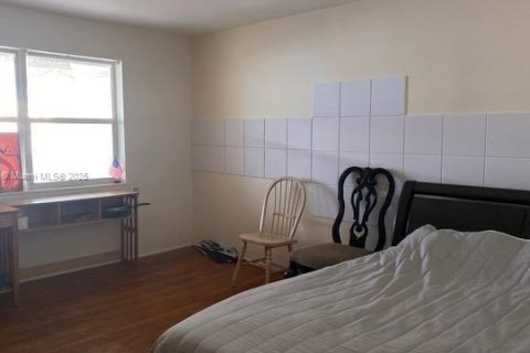 House in Hollywood, Florida 4 bedrooms, 194.91 sq.m. № 1978539 - photo 15