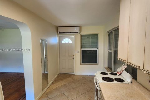 House in Hollywood, Florida 4 bedrooms, 194.91 sq.m. № 1978539 - photo 4