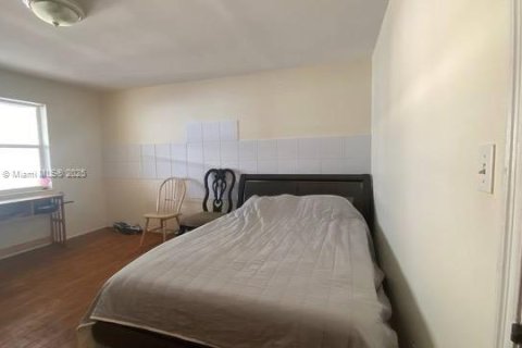 House in Hollywood, Florida 4 bedrooms, 194.91 sq.m. № 1978539 - photo 12