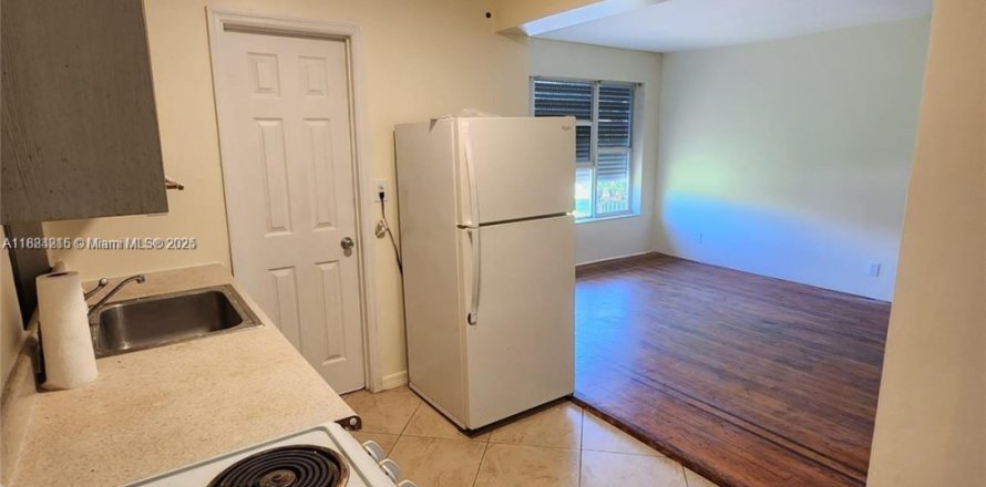 House in Hollywood, Florida 4 bedrooms, 194.91 sq.m. № 1978539