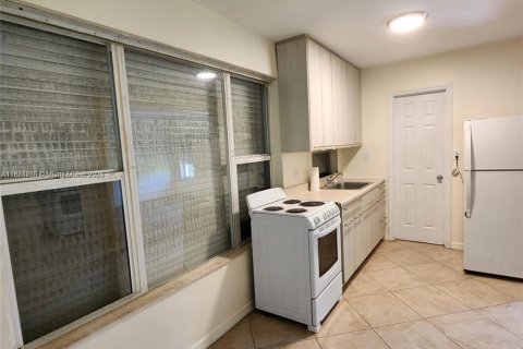 House in Hollywood, Florida 4 bedrooms, 194.91 sq.m. № 1978539 - photo 5