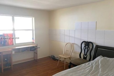 House in Hollywood, Florida 4 bedrooms, 194.91 sq.m. № 1978539 - photo 6