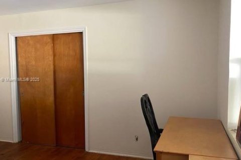 House in Hollywood, Florida 4 bedrooms, 194.91 sq.m. № 1978539 - photo 17