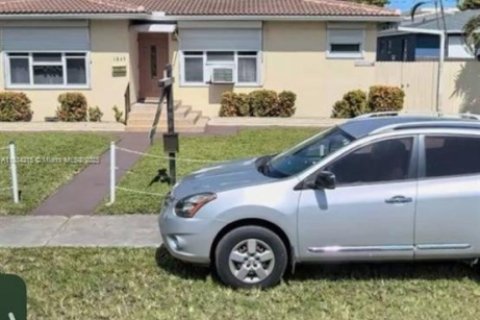 House in Hollywood, Florida 4 bedrooms, 194.91 sq.m. № 1978539 - photo 2