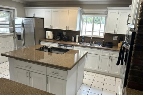 Villa ou maison à louer à El Portal, Floride: 5 chambres, 186.55 m2 № 1713354 - photo 7