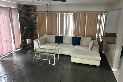 Villa ou maison à louer à El Portal, Floride: 5 chambres, 186.55 m2 № 1713354 - photo 10