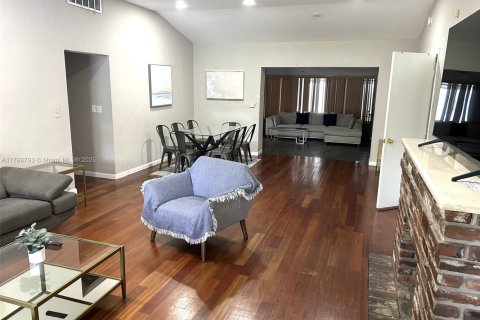 Villa ou maison à louer à El Portal, Floride: 5 chambres, 186.55 m2 № 1713354 - photo 3