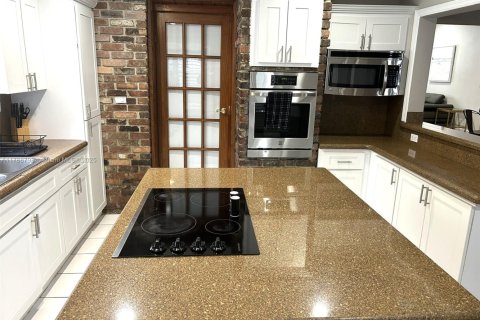 Villa ou maison à louer à El Portal, Floride: 5 chambres, 186.55 m2 № 1713354 - photo 8
