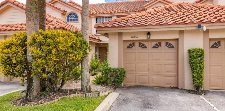 Townhouse in Coral Springs, Florida 2 bedrooms, 110.55 sq.m. № 1862505