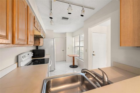 Townhouse in Coral Springs, Florida 2 bedrooms, 110.55 sq.m. № 1862505 - photo 8