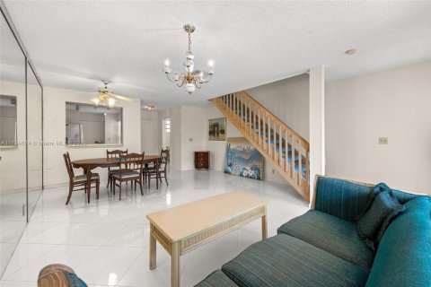 Townhouse in Coral Springs, Florida 2 bedrooms, 110.55 sq.m. № 1862505 - photo 15