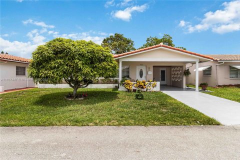 House in Tamarac, Florida 2 bedrooms, 124.67 sq.m. № 1825563 - photo 2