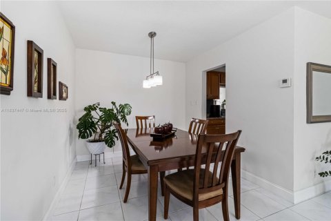 House in Tamarac, Florida 2 bedrooms, 124.67 sq.m. № 1825563 - photo 11