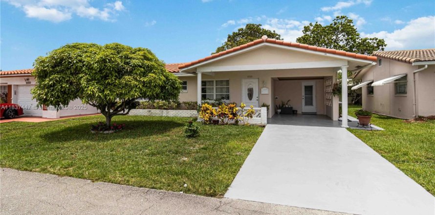 House in Tamarac, Florida 2 bedrooms, 124.67 sq.m. № 1825563