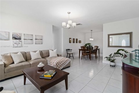 House in Tamarac, Florida 2 bedrooms, 124.67 sq.m. № 1825563 - photo 8