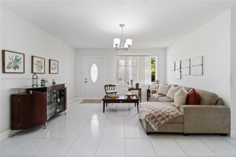 House in Tamarac, Florida 2 bedrooms, 124.67 sq.m. № 1825563 - photo 7