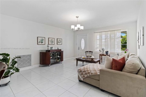 House in Tamarac, Florida 2 bedrooms, 124.67 sq.m. № 1825563 - photo 6