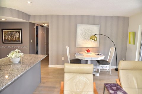 Copropriété à vendre à Tamarac, Floride: 2 chambres, 87.33 m2 № 2089250 - photo 3