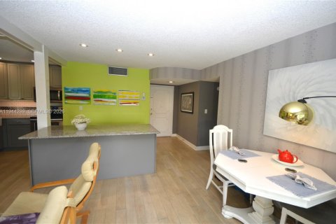 Copropriété à vendre à Tamarac, Floride: 2 chambres, 87.33 m2 № 2089250 - photo 2