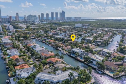 Villa ou maison à vendre à North Miami Beach, Floride: 3 chambres, 395.48 m2 № 1976681 - photo 3