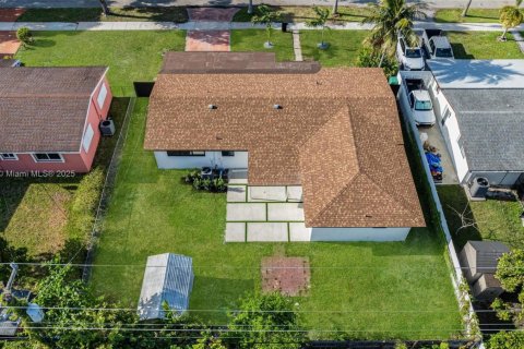 House in Cutler Bay, Florida 5 bedrooms, 204.2 sq.m. № 1711718 - photo 24