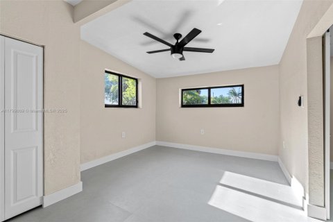 House in Cutler Bay, Florida 5 bedrooms, 204.2 sq.m. № 1711718 - photo 19