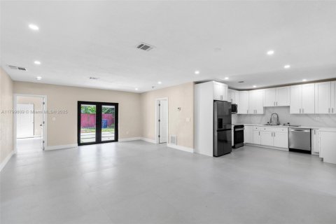 House in Cutler Bay, Florida 5 bedrooms, 204.2 sq.m. № 1711718 - photo 7