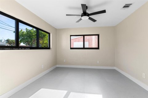 House in Cutler Bay, Florida 5 bedrooms, 204.2 sq.m. № 1711718 - photo 13